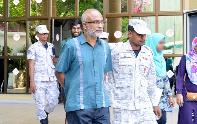 އޯގަސްޓް 3، 2015: މޭޑޭ މުޒާހަރާގައި ފުލުހަކަށް ހަމަލާދިން ކަމަށް ތުހުމަތު ކުރެވޭ މީހުން ޝަރިއަތައް ހާޒިރުކުރުން -- ސަން ފޮޓޯ/ ފަޔާޒު މޫސާ