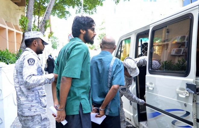 އޯގަސްޓް 3، 2015: މޭޑޭ މުޒާހަރާގައި ފުލުހަކަށް ހަމަލާދިން ކަމަށް ތުހުމަތު ކުރެވޭ މީހުން ޝަރިއަތައް ހާޒިރުކުރުން -- ސަން ފޮޓޯ/ ފަޔާޒު މޫސާ