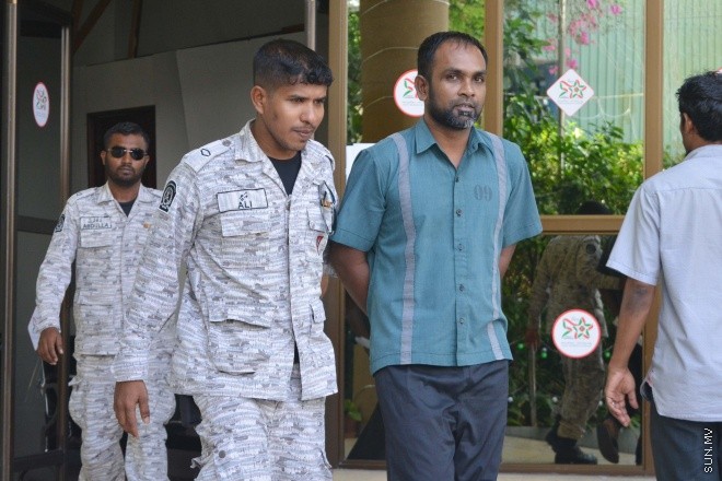 އޯގަސްޓް 3، 2015: މޭޑޭ މުޒާހަރާގައި ފުލުހަކަށް ހަމަލާދިން ކަމަށް ތުހުމަތު ކުރެވޭ މީހުން ޝަރިއަތައް ހާޒިރުކުރުން -- ސަން ފޮޓޯ/ ފަޔާޒު މޫސާ