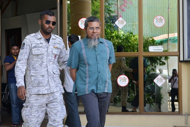 އޯގަސްޓް 3، 2015: މޭޑޭ މުޒާހަރާގައި ފުލުހަކަށް ހަމަލާދިން ކަމަށް ތުހުމަތު ކުރެވޭ މީހުން ޝަރިއަތައް ހާޒިރުކުރުން -- ސަން ފޮޓޯ/ ފަޔާޒު މޫސާ