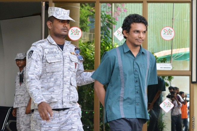އޯގަސްޓް 3، 2015: މޭޑޭ މުޒާހަރާގައި ފުލުހަކަށް ހަމަލާދިން ކަމަށް ތުހުމަތު ކުރެވޭ މީހުން ޝަރިއަތައް ހާޒިރުކުރުން -- ސަން ފޮޓޯ/ ފަޔާޒު މޫސާ