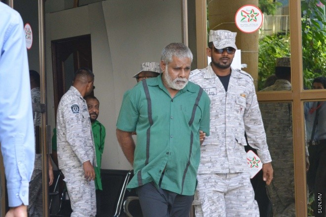 އޯގަސްޓް 3، 2015: މޭޑޭ މުޒާހަރާގައި ފުލުހަކަށް ހަމަލާދިން ކަމަށް ތުހުމަތު ކުރެވޭ މީހުން ޝަރިއަތައް ހާޒިރުކުރުން -- ސަން ފޮޓޯ/ ފަޔާޒު މޫސާ