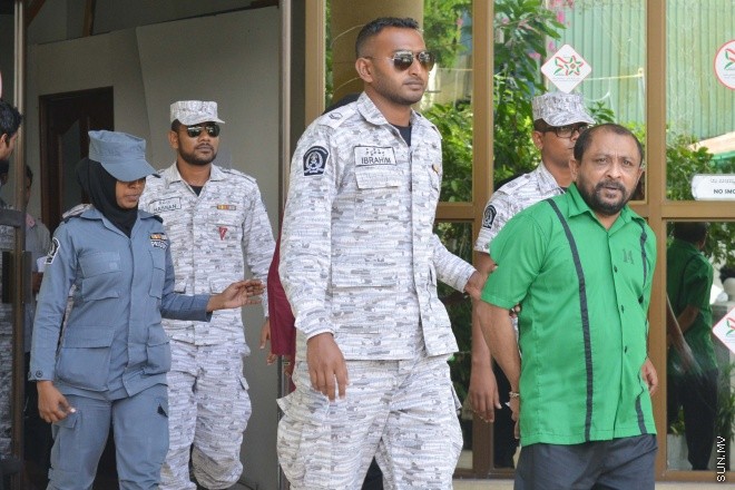 އޯގަސްޓް 3، 2015: މޭޑޭ މުޒާހަރާގައި ފުލުހަކަށް ހަމަލާދިން ކަމަށް ތުހުމަތު ކުރެވޭ މީހުން ޝަރިއަތައް ހާޒިރުކުރުން -- ސަން ފޮޓޯ/ ފަޔާޒު މޫސާ