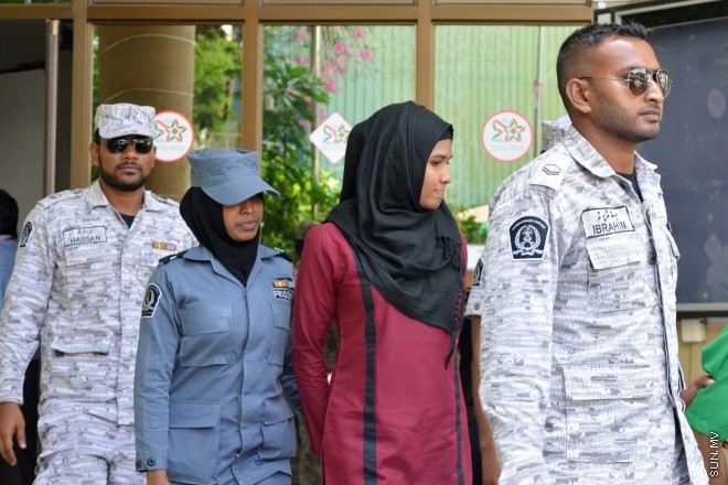 އޯގަސްޓް 3، 2015: މޭޑޭ މުޒާހަރާގައި ފުލުހަކަށް ހަމަލާދިން ކަމަށް ތުހުމަތު ކުރެވޭ މީހުން ޝަރިއަތައް ހާޒިރުކުރުން -- ސަން ފޮޓޯ/ ފަޔާޒު މޫސާ