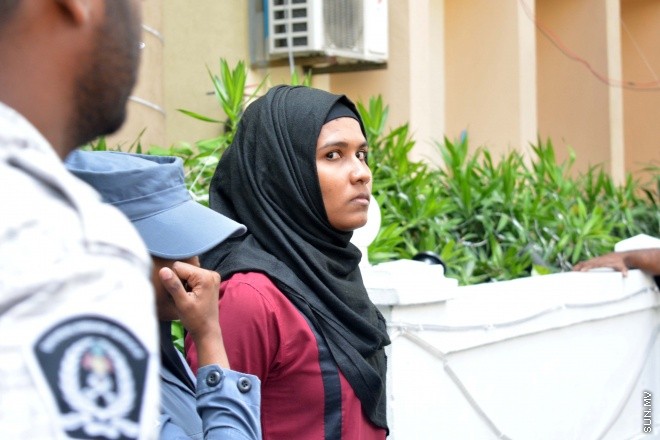 އޯގަސްޓް 3، 2015: މޭޑޭ މުޒާހަރާގައި ފުލުހަކަށް ހަމަލާދިން ކަމަށް ތުހުމަތު ކުރެވޭ މީހުން ޝަރިއަތައް ހާޒިރުކުރުން -- ސަން ފޮޓޯ/ ފަޔާޒު މޫސާ