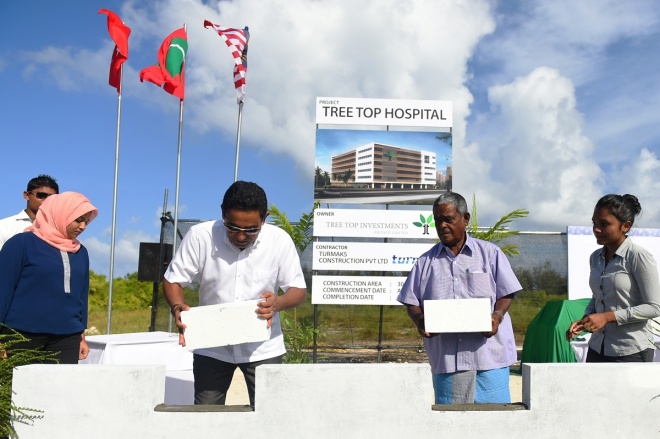 އޯގަސްޓް 6، 2015: ހުޅުމާލޭގައި އަލަށް އިމާރާތް ކުރާ ޓާޝަރީ ހޮސްޕިޓަލް އިމާރާތުގެ ބިންގާއެޅުމަށް ބޭއްވި ރަސްމިއްޔާތުގެ ތެރެއިން -- ފޮޓޯ/ ރައީސް އޮފީސް