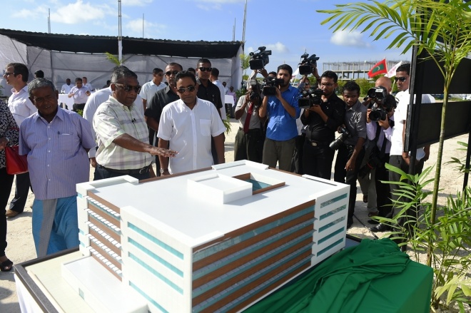 އޯގަސްޓް 6، 2015: ހުޅުމާލޭގައި އަލަށް އިމާރާތް ކުރާ ޓާޝަރީ ހޮސްޕިޓަލް އިމާރާތުގެ ބިންގާއެޅުމަށް ބޭއްވި ރަސްމިއްޔާތުގެ ތެރެއިން -- ފޮޓޯ/ ރައީސް އޮފީސް