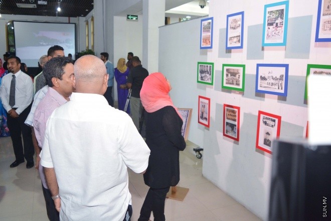 އޯގަސްޓް 7، 2015: ރާއްޖޭގެ ތާރީޚުގައި ހިނގާފައިވާ ކަންކަމުގެ އިތުރުން ކުރީ ޒަމާނުގެ ފޮޓޯތައް ދައްކުވައިދޭ 3000 ފޮޓޯ ހިމެނޭ ފޮޓޯ މައުރަޒު ހުޅުވުން -- ސަން ފޮޓޯ/ފަޔާޒު މޫސާ