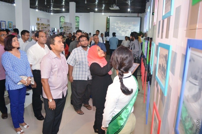 އޯގަސްޓް 7، 2015: ރާއްޖޭގެ ތާރީޚުގައި ހިނގާފައިވާ ކަންކަމުގެ އިތުރުން ކުރީ ޒަމާނުގެ ފޮޓޯތައް ދައްކުވައިދޭ 3000 ފޮޓޯ ހިމެނޭ ފޮޓޯ މައުރަޒު ހުޅުވުން -- ސަން ފޮޓޯ/ފަޔާޒު މޫސާ
