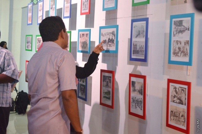 އޯގަސްޓް 7، 2015: ރާއްޖޭގެ ތާރީޚުގައި ހިނގާފައިވާ ކަންކަމުގެ އިތުރުން ކުރީ ޒަމާނުގެ ފޮޓޯތައް ދައްކުވައިދޭ 3000 ފޮޓޯ ހިމެނޭ ފޮޓޯ މައުރަޒު ހުޅުވުން -- ސަން ފޮޓޯ/ފަޔާޒު މޫސާ