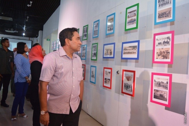 އޯގަސްޓް 7، 2015: ރާއްޖޭގެ ތާރީޚުގައި ހިނގާފައިވާ ކަންކަމުގެ އިތުރުން ކުރީ ޒަމާނުގެ ފޮޓޯތައް ދައްކުވައިދޭ 3000 ފޮޓޯ ހިމެނޭ ފޮޓޯ މައުރަޒު ހުޅުވުން -- ސަން ފޮޓޯ/ފަޔާޒު މޫސާ