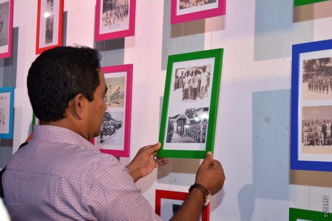 އޯގަސްޓް 7، 2015: ރާއްޖޭގެ ތާރީޚުގައި ހިނގާފައިވާ ކަންކަމުގެ އިތުރުން ކުރީ ޒަމާނުގެ ފޮޓޯތައް ދައްކުވައިދޭ 3000 ފޮޓޯ ހިމެނޭ ފޮޓޯ މައުރަޒު ހުޅުވުން -- ސަން ފޮޓޯ/ފަޔާޒު މޫސާ