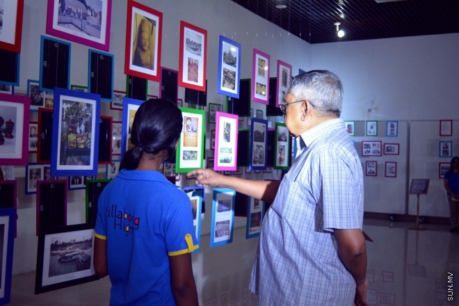 އޯގަސްޓް 7، 2015: ރާއްޖޭގެ ތާރީޚުގައި ހިނގާފައިވާ ކަންކަމުގެ އިތުރުން ކުރީ ޒަމާނުގެ ފޮޓޯތައް ދައްކުވައިދޭ 3000 ފޮޓޯ ހިމެނޭ ފޮޓޯ މައުރަޒު ހުޅުވުން -- ސަން ފޮޓޯ/ފަޔާޒު މޫސާ