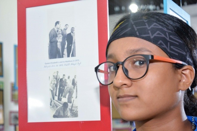 އޯގަސްޓް 7، 2015: ރާއްޖޭގެ ތާރީޚުގައި ހިނގާފައިވާ ކަންކަމުގެ އިތުރުން ކުރީ ޒަމާނުގެ ފޮޓޯތައް ދައްކުވައިދޭ 3000 ފޮޓޯ ހިމެނޭ ފޮޓޯ މައުރަޒު ހުޅުވުން -- ސަން ފޮޓޯ/ފަޔާޒު މޫސާ