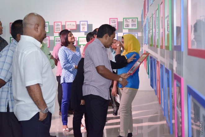 އޯގަސްޓް 7، 2015: ރާއްޖޭގެ ތާރީޚުގައި ހިނގާފައިވާ ކަންކަމުގެ އިތުރުން ކުރީ ޒަމާނުގެ ފޮޓޯތައް ދައްކުވައިދޭ 3000 ފޮޓޯ ހިމެނޭ ފޮޓޯ މައުރަޒު ހުޅުވުން -- ސަން ފޮޓޯ/ފަޔާޒު މޫސާ