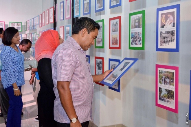 އޯގަސްޓް 7، 2015: ރާއްޖޭގެ ތާރީޚުގައި ހިނގާފައިވާ ކަންކަމުގެ އިތުރުން ކުރީ ޒަމާނުގެ ފޮޓޯތައް ދައްކުވައިދޭ 3000 ފޮޓޯ ހިމެނޭ ފޮޓޯ މައުރަޒު ހުޅުވުން -- ސަން ފޮޓޯ/ފަޔާޒު މޫސާ