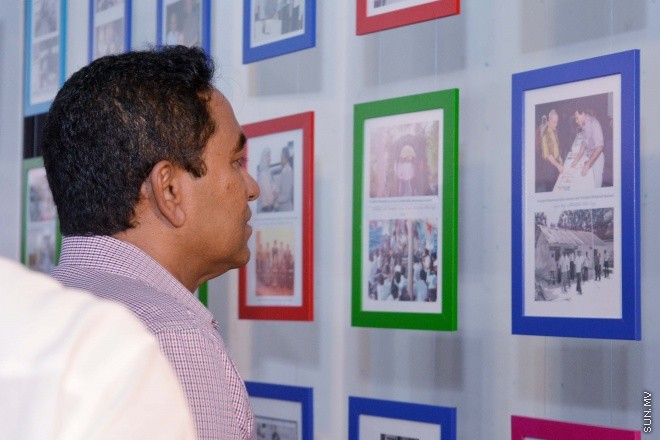 އޯގަސްޓް 7، 2015: ރާއްޖޭގެ ތާރީޚުގައި ހިނގާފައިވާ ކަންކަމުގެ އިތުރުން ކުރީ ޒަމާނުގެ ފޮޓޯތައް ދައްކުވައިދޭ 3000 ފޮޓޯ ހިމެނޭ ފޮޓޯ މައުރަޒު ހުޅުވުން -- ސަން ފޮޓޯ/ފަޔާޒު މޫސާ