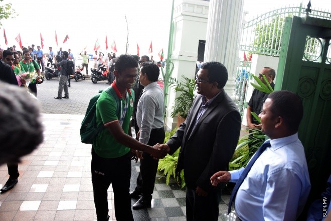 އޯގަސްޓް 10، 2015: އިންޑިއަން އޯޝަން އައިލެންޑް ގޭމްސްގައި ވާދަކުރި ދިވެހި ކޮންޓިޖެންޓް މާލެ އައުމަށް ފަހު އެތުލީޓުންނަށް މަރުހަބާ ކިޔައި ހޯދި ކާމިޔާބުގެ އަގުވަންޒަން ކުރުމަށް ބޭއްވި ރަސްމިއްޔާތުގެ ތެރެއިން -- ސަން ފޮޓޯ/ޔޫސުފް ސޮފްވާން