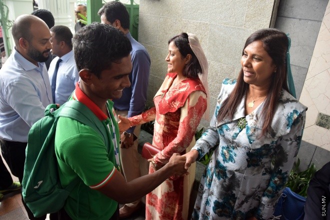 އޯގަސްޓް 10، 2015: އިންޑިއަން އޯޝަން އައިލެންޑް ގޭމްސްގައި ވާދަކުރި ދިވެހި ކޮންޓިޖެންޓް މާލެ އައުމަށް ފަހު އެތުލީޓުންނަށް މަރުހަބާ ކިޔައި ހޯދި ކާމިޔާބުގެ އަގުވަންޒަން ކުރުމަށް ބޭއްވި ރަސްމިއްޔާތުގެ ތެރެއިން -- ސަން ފޮޓޯ/ޔޫސުފް ސޮފްވާން