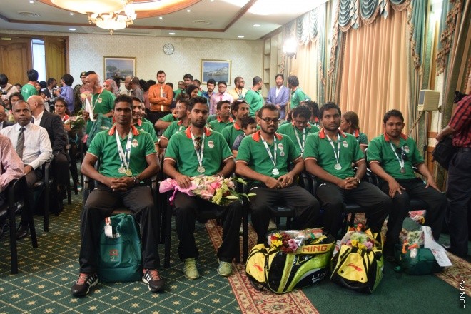 އޯގަސްޓް 10، 2015: އިންޑިއަން އޯޝަން އައިލެންޑް ގޭމްސްގައި ވާދަކުރި ދިވެހި ކޮންޓިޖެންޓް މާލެ އައުމަށް ފަހު އެތުލީޓުންނަށް މަރުހަބާ ކިޔައި ހޯދި ކާމިޔާބުގެ އަގުވަންޒަން ކުރުމަށް ބޭއްވި ރަސްމިއްޔާތުގެ ތެރެއިން -- ސަން ފޮޓޯ/ޔޫސުފް ސޮފްވާން