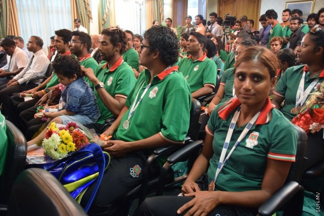 އޯގަސްޓް 10، 2015: އިންޑިއަން އޯޝަން އައިލެންޑް ގޭމްސްގައި ވާދަކުރި ދިވެހި ކޮންޓިޖެންޓް މާލެ އައުމަށް ފަހު އެތުލީޓުންނަށް މަރުހަބާ ކިޔައި ހޯދި ކާމިޔާބުގެ އަގުވަންޒަން ކުރުމަށް ބޭއްވި ރަސްމިއްޔާތުގެ ތެރެއިން -- ސަން ފޮޓޯ/ޔޫސުފް ސޮފްވާން