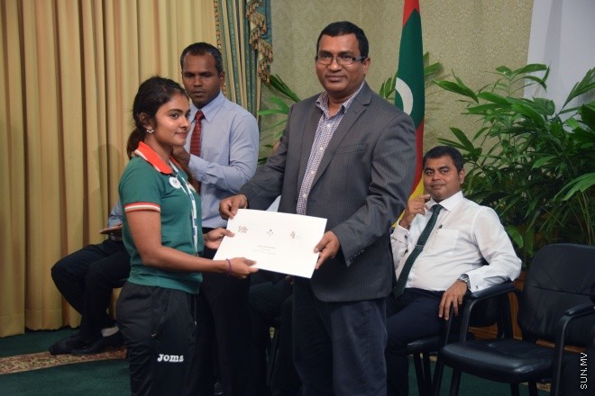 އޯގަސްޓް 10، 2015: އިންޑިއަން އޯޝަން އައިލެންޑް ގޭމްސްގައި ވާދަކުރި ދިވެހި ކޮންޓިޖެންޓް މާލެ އައުމަށް ފަހު އެތުލީޓުންނަށް މަރުހަބާ ކިޔައި ހޯދި ކާމިޔާބުގެ އަގުވަންޒަން ކުރުމަށް ބޭއްވި ރަސްމިއްޔާތުގެ ތެރެއިން -- ސަން ފޮޓޯ/ޔޫސުފް ސޮފްވާން