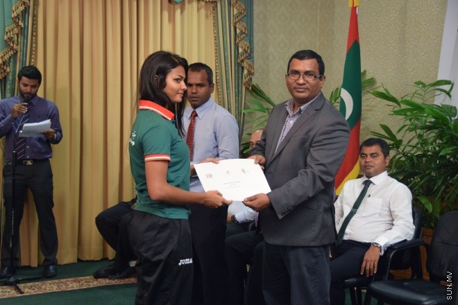 އޯގަސްޓް 10، 2015: އިންޑިއަން އޯޝަން އައިލެންޑް ގޭމްސްގައި ވާދަކުރި ދިވެހި ކޮންޓިޖެންޓް މާލެ އައުމަށް ފަހު އެތުލީޓުންނަށް މަރުހަބާ ކިޔައި ހޯދި ކާމިޔާބުގެ އަގުވަންޒަން ކުރުމަށް ބޭއްވި ރަސްމިއްޔާތުގެ ތެރެއިން -- ސަން ފޮޓޯ/ޔޫސުފް ސޮފްވާން