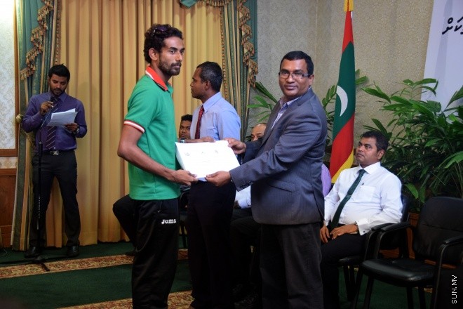 އޯގަސްޓް 10، 2015: އިންޑިއަން އޯޝަން އައިލެންޑް ގޭމްސްގައި ވާދަކުރި ދިވެހި ކޮންޓިޖެންޓް މާލެ އައުމަށް ފަހު އެތުލީޓުންނަށް މަރުހަބާ ކިޔައި ހޯދި ކާމިޔާބުގެ އަގުވަންޒަން ކުރުމަށް ބޭއްވި ރަސްމިއްޔާތުގެ ތެރެއިން -- ސަން ފޮޓޯ/ޔޫސުފް ސޮފްވާން