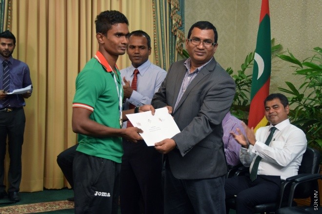 އޯގަސްޓް 10، 2015: އިންޑިއަން އޯޝަން އައިލެންޑް ގޭމްސްގައި ވާދަކުރި ދިވެހި ކޮންޓިޖެންޓް މާލެ އައުމަށް ފަހު އެތުލީޓުންނަށް މަރުހަބާ ކިޔައި ހޯދި ކާމިޔާބުގެ އަގުވަންޒަން ކުރުމަށް ބޭއްވި ރަސްމިއްޔާތުގެ ތެރެއިން -- ސަން ފޮޓޯ/ޔޫސުފް ސޮފްވާން