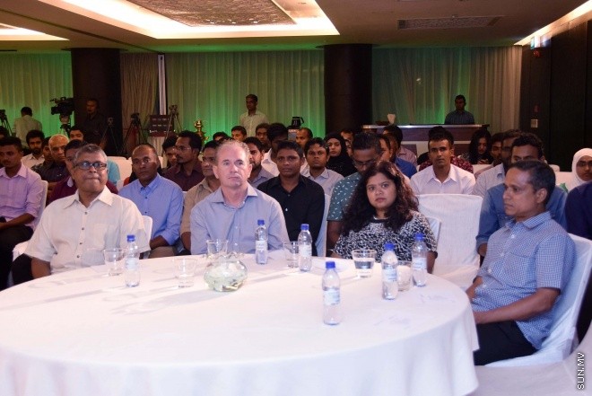 އޯގަސްޓް 12، 2015: ޒުވާން ވިޔަފާރިން އުފެއްދުމަށް ސަރުކާރުން ފަށާފައިވާ ގެޓްސެޓް ލޯނު ޕްރޮގްރާމުގެ ތެރެއިން 72 ޒުވާނުންނަށް ލޯނު ލިބުނު ކަމުގެ ލިޔުން ހަވާލުކުރުން -- ސަން ފޮޓޯ/ ފަޔާޒު މޫސާ