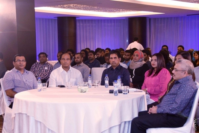 އޯގަސްޓް 12، 2015: ޒުވާން ވިޔަފާރިން އުފެއްދުމަށް ސަރުކާރުން ފަށާފައިވާ ގެޓްސެޓް ލޯނު ޕްރޮގްރާމުގެ ތެރެއިން 72 ޒުވާނުންނަށް ލޯނު ލިބުނު ކަމުގެ ލިޔުން ހަވާލުކުރުން -- ސަން ފޮޓޯ/ ފަޔާޒު މޫސާ