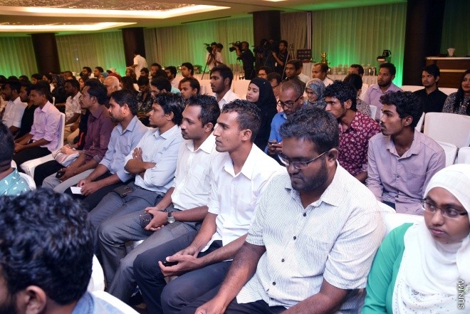 އޯގަސްޓް 12، 2015: ޒުވާން ވިޔަފާރިން އުފެއްދުމަށް ސަރުކާރުން ފަށާފައިވާ ގެޓްސެޓް ލޯނު ޕްރޮގްރާމުގެ ތެރެއިން 72 ޒުވާނުންނަށް ލޯނު ލިބުނު ކަމުގެ ލިޔުން ހަވާލުކުރުން -- ސަން ފޮޓޯ/ ފަޔާޒު މޫސާ