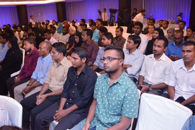 އޯގަސްޓް 12، 2015: ޒުވާން ވިޔަފާރިން އުފެއްދުމަށް ސަރުކާރުން ފަށާފައިވާ ގެޓްސެޓް ލޯނު ޕްރޮގްރާމުގެ ތެރެއިން 72 ޒުވާނުންނަށް ލޯނު ލިބުނު ކަމުގެ ލިޔުން ހަވާލުކުރުން -- ސަން ފޮޓޯ/ ފަޔާޒު މޫސާ