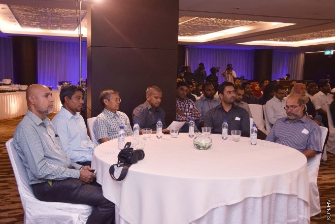 އޯގަސްޓް 12، 2015: ޒުވާން ވިޔަފާރިން އުފެއްދުމަށް ސަރުކާރުން ފަށާފައިވާ ގެޓްސެޓް ލޯނު ޕްރޮގްރާމުގެ ތެރެއިން 72 ޒުވާނުންނަށް ލޯނު ލިބުނު ކަމުގެ ލިޔުން ހަވާލުކުރުން -- ސަން ފޮޓޯ/ ފަޔާޒު މޫސާ