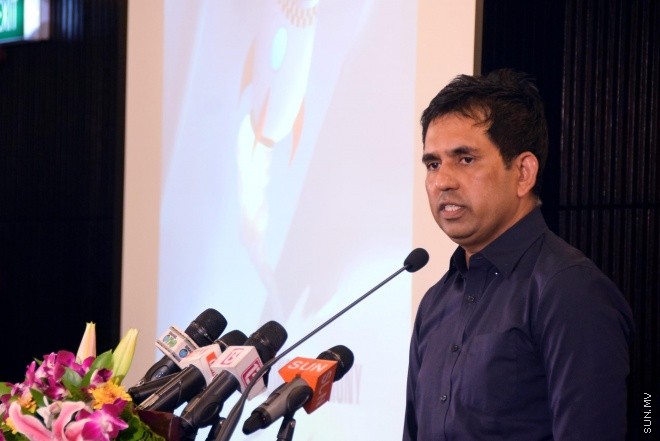 އޯގަސްޓް 12، 2015: ޒުވާން ވިޔަފާރިން އުފެއްދުމަށް ސަރުކާރުން ފަށާފައިވާ ގެޓްސެޓް ލޯނު ޕްރޮގްރާމުގެ ތެރެއިން 72 ޒުވާނުންނަށް ލޯނު ލިބުނު ކަމުގެ ލިޔުން ހަވާލުކުރުން -- ސަން ފޮޓޯ/ ފަޔާޒު މޫސާ