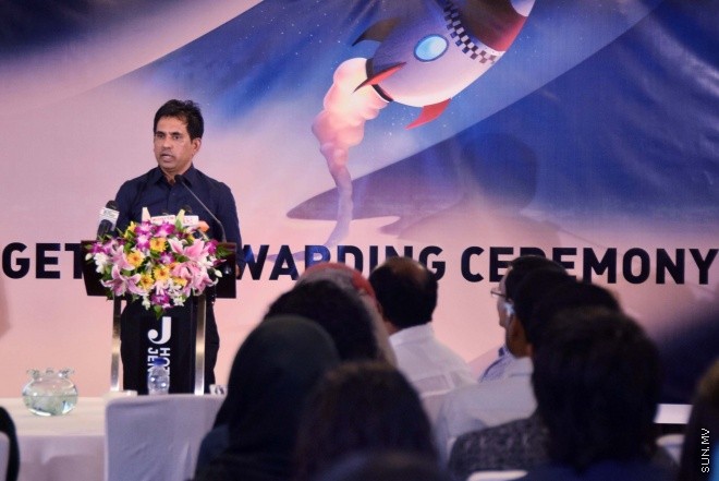 އޯގަސްޓް 12، 2015: ޒުވާން ވިޔަފާރިން އުފެއްދުމަށް ސަރުކާރުން ފަށާފައިވާ ގެޓްސެޓް ލޯނު ޕްރޮގްރާމުގެ ތެރެއިން 72 ޒުވާނުންނަށް ލޯނު ލިބުނު ކަމުގެ ލިޔުން ހަވާލުކުރުން -- ސަން ފޮޓޯ/ ފަޔާޒު މޫސާ
