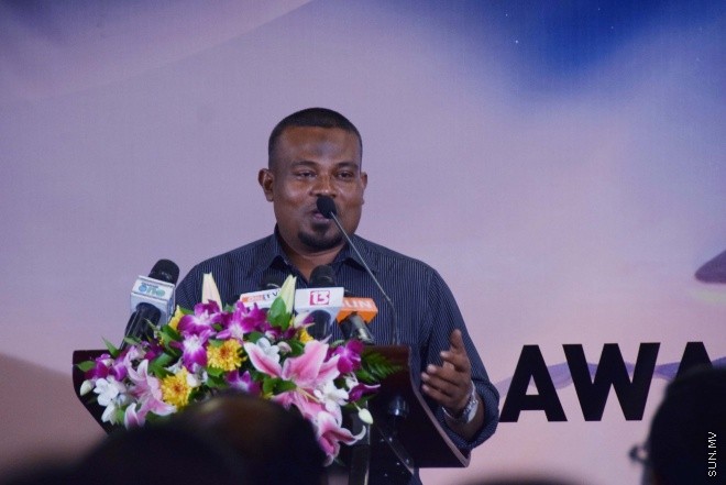 އޯގަސްޓް 12، 2015: ޒުވާން ވިޔަފާރިން އުފެއްދުމަށް ސަރުކާރުން ފަށާފައިވާ ގެޓްސެޓް ލޯނު ޕްރޮގްރާމުގެ ތެރެއިން 72 ޒުވާނުންނަށް ލޯނު ލިބުނު ކަމުގެ ލިޔުން ހަވާލުކުރުން -- ސަން ފޮޓޯ/ ފަޔާޒު މޫސާ
