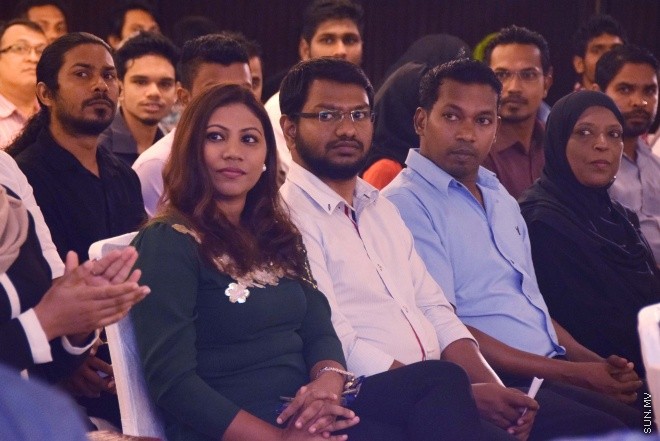 އޯގަސްޓް 12، 2015: ޒުވާން ވިޔަފާރިން އުފެއްދުމަށް ސަރުކާރުން ފަށާފައިވާ ގެޓްސެޓް ލޯނު ޕްރޮގްރާމުގެ ތެރެއިން 72 ޒުވާނުންނަށް ލޯނު ލިބުނު ކަމުގެ ލިޔުން ހަވާލުކުރުން -- ސަން ފޮޓޯ/ ފަޔާޒު މޫސާ