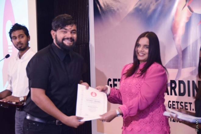 އޯގަސްޓް 12، 2015: ޒުވާން ވިޔަފާރިން އުފެއްދުމަށް ސަރުކާރުން ފަށާފައިވާ ގެޓްސެޓް ލޯނު ޕްރޮގްރާމުގެ ތެރެއިން 72 ޒުވާނުންނަށް ލޯނު ލިބުނު ކަމުގެ ލިޔުން ހަވާލުކުރުން -- ސަން ފޮޓޯ/ ފަޔާޒު މޫސާ