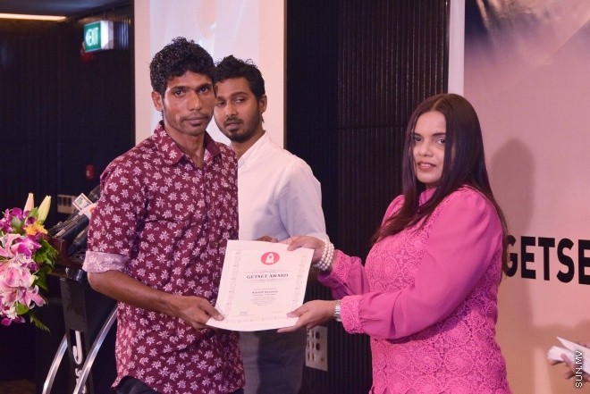 އޯގަސްޓް 12، 2015: ޒުވާން ވިޔަފާރިން އުފެއްދުމަށް ސަރުކާރުން ފަށާފައިވާ ގެޓްސެޓް ލޯނު ޕްރޮގްރާމުގެ ތެރެއިން 72 ޒުވާނުންނަށް ލޯނު ލިބުނު ކަމުގެ ލިޔުން ހަވާލުކުރުން -- ސަން ފޮޓޯ/ ފަޔާޒު މޫސާ
