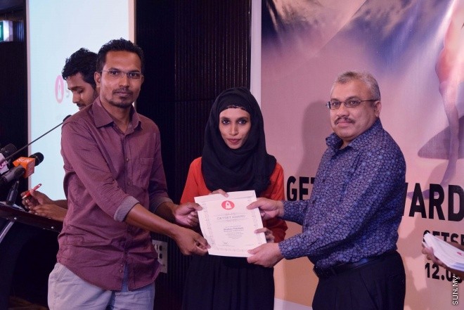 އޯގަސްޓް 12، 2015: ޒުވާން ވިޔަފާރިން އުފެއްދުމަށް ސަރުކާރުން ފަށާފައިވާ ގެޓްސެޓް ލޯނު ޕްރޮގްރާމުގެ ތެރެއިން 72 ޒުވާނުންނަށް ލޯނު ލިބުނު ކަމުގެ ލިޔުން ހަވާލުކުރުން -- ސަން ފޮޓޯ/ ފަޔާޒު މޫސާ
