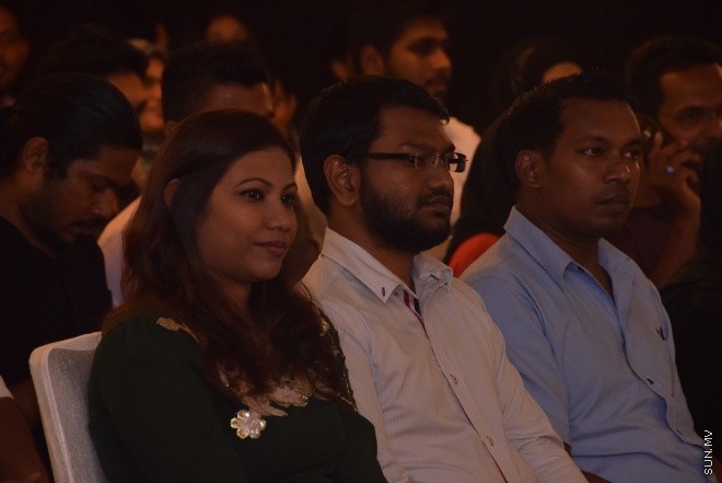 އޯގަސްޓް 12، 2015: ޒުވާން ވިޔަފާރިން އުފެއްދުމަށް ސަރުކާރުން ފަށާފައިވާ ގެޓްސެޓް ލޯނު ޕްރޮގްރާމުގެ ތެރެއިން 72 ޒުވާނުންނަށް ލޯނު ލިބުނު ކަމުގެ ލިޔުން ހަވާލުކުރުން -- ސަން ފޮޓޯ/ ފަޔާޒު މޫސާ