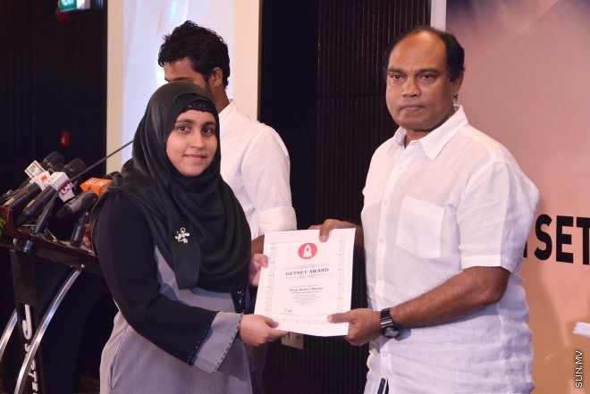 އޯގަސްޓް 12، 2015: ޒުވާން ވިޔަފާރިން އުފެއްދުމަށް ސަރުކާރުން ފަށާފައިވާ ގެޓްސެޓް ލޯނު ޕްރޮގްރާމުގެ ތެރެއިން 72 ޒުވާނުންނަށް ލޯނު ލިބުނު ކަމުގެ ލިޔުން ހަވާލުކުރުން -- ސަން ފޮޓޯ/ ފަޔާޒު މޫސާ