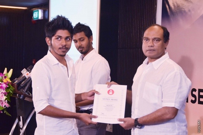 އޯގަސްޓް 12، 2015: ޒުވާން ވިޔަފާރިން އުފެއްދުމަށް ސަރުކާރުން ފަށާފައިވާ ގެޓްސެޓް ލޯނު ޕްރޮގްރާމުގެ ތެރެއިން 72 ޒުވާނުންނަށް ލޯނު ލިބުނު ކަމުގެ ލިޔުން ހަވާލުކުރުން -- ސަން ފޮޓޯ/ ފަޔާޒު މޫސާ