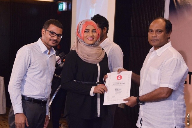 އޯގަސްޓް 12، 2015: ޒުވާން ވިޔަފާރިން އުފެއްދުމަށް ސަރުކާރުން ފަށާފައިވާ ގެޓްސެޓް ލޯނު ޕްރޮގްރާމުގެ ތެރެއިން 72 ޒުވާނުންނަށް ލޯނު ލިބުނު ކަމުގެ ލިޔުން ހަވާލުކުރުން -- ސަން ފޮޓޯ/ ފަޔާޒު މޫސާ