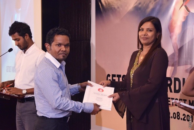 އޯގަސްޓް 12، 2015: ޒުވާން ވިޔަފާރިން އުފެއްދުމަށް ސަރުކާރުން ފަށާފައިވާ ގެޓްސެޓް ލޯނު ޕްރޮގްރާމުގެ ތެރެއިން 72 ޒުވާނުންނަށް ލޯނު ލިބުނު ކަމުގެ ލިޔުން ހަވާލުކުރުން -- ސަން ފޮޓޯ/ ފަޔާޒު މޫސާ