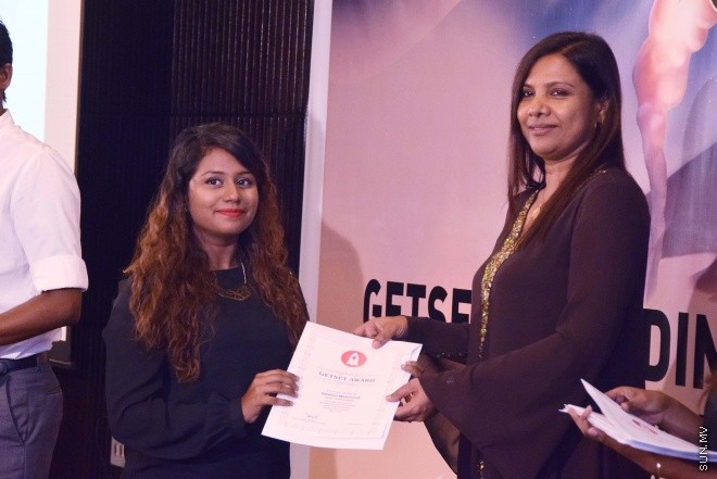 އޯގަސްޓް 12، 2015: ޒުވާން ވިޔަފާރިން އުފެއްދުމަށް ސަރުކާރުން ފަށާފައިވާ ގެޓްސެޓް ލޯނު ޕްރޮގްރާމުގެ ތެރެއިން 72 ޒުވާނުންނަށް ލޯނު ލިބުނު ކަމުގެ ލިޔުން ހަވާލުކުރުން -- ސަން ފޮޓޯ/ ފަޔާޒު މޫސާ