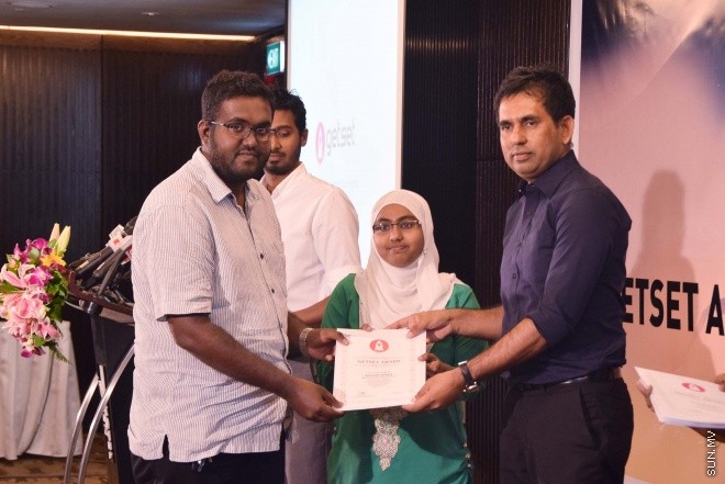 އޯގަސްޓް 12، 2015: ޒުވާން ވިޔަފާރިން އުފެއްދުމަށް ސަރުކާރުން ފަށާފައިވާ ގެޓްސެޓް ލޯނު ޕްރޮގްރާމުގެ ތެރެއިން 72 ޒުވާނުންނަށް ލޯނު ލިބުނު ކަމުގެ ލިޔުން ހަވާލުކުރުން -- ސަން ފޮޓޯ/ ފަޔާޒު މޫސާ