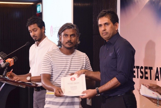 އޯގަސްޓް 12، 2015: ޒުވާން ވިޔަފާރިން އުފެއްދުމަށް ސަރުކާރުން ފަށާފައިވާ ގެޓްސެޓް ލޯނު ޕްރޮގްރާމުގެ ތެރެއިން 72 ޒުވާނުންނަށް ލޯނު ލިބުނު ކަމުގެ ލިޔުން ހަވާލުކުރުން -- ސަން ފޮޓޯ/ ފަޔާޒު މޫސާ