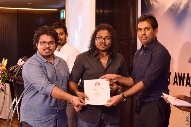 އޯގަސްޓް 12، 2015: ޒުވާން ވިޔަފާރިން އުފެއްދުމަށް ސަރުކާރުން ފަށާފައިވާ ގެޓްސެޓް ލޯނު ޕްރޮގްރާމުގެ ތެރެއިން 72 ޒުވާނުންނަށް ލޯނު ލިބުނު ކަމުގެ ލިޔުން ހަވާލުކުރުން -- ސަން ފޮޓޯ/ ފަޔާޒު މޫސާ